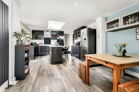 4 bed property, in Glebe Avenue, £350,000