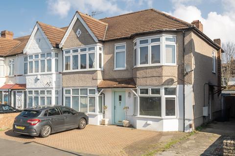 4 bed property, in Graham Road, £500,000