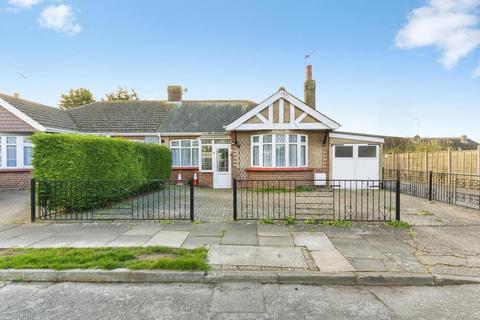 2 bed property, in Lake Avenue, £250,000