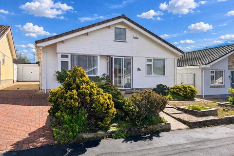 2 bed property, in Gleneagles Close, £390,000