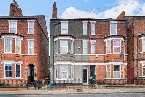 4 bed property, in Victoria Avenue, £220,000