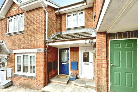 2 bed property, in Lawnwood Drive, £70,000