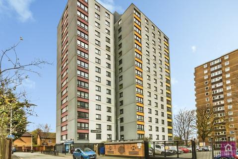 2 bed property, in Riverbank Tower, £90,000