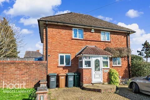 3 bed property, in The Graylings, £450,000