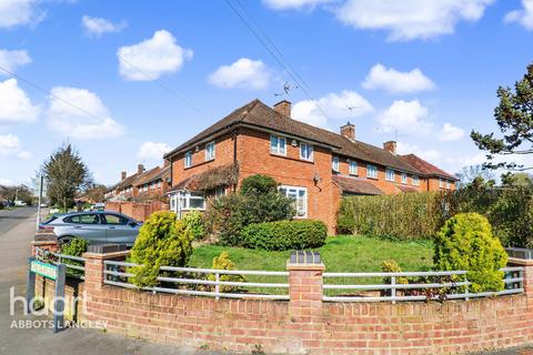 3 bed property, in The Graylings, £450,000