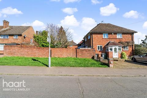 3 bed property, in The Graylings, £450,000