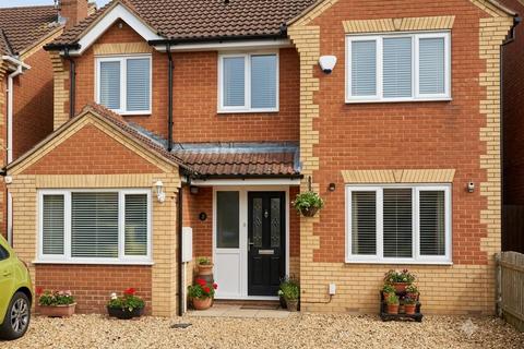 5 bed property, in Howard Close, £350,000
