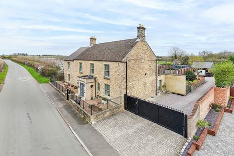 4 bed property, in Kettering NN14, £1,000,000