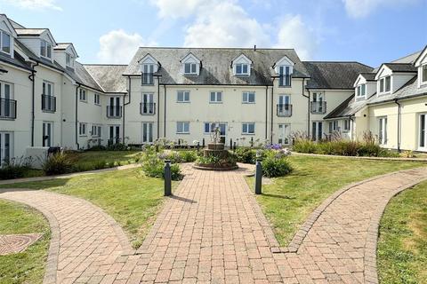 1 bed property, in Pentire Avenue, £215,000