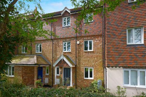 4 bed property, in Pondtail Close, £575,000