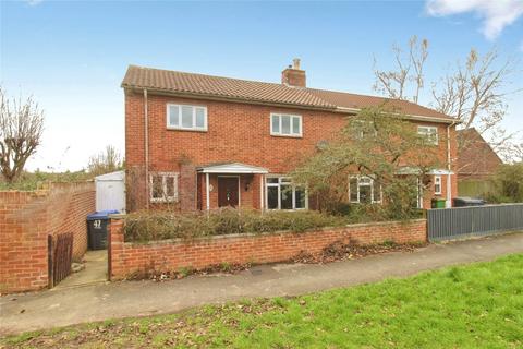 3 bed property, in Lambrok Close, £220,000