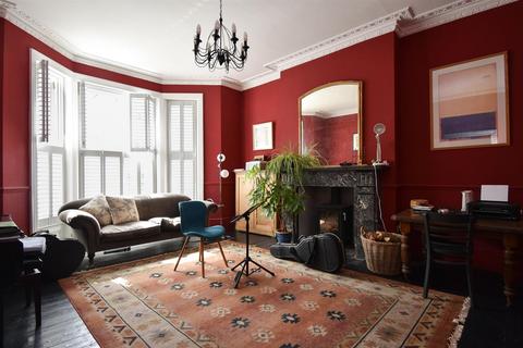 6 bed property, in West Hill Road, £895,000