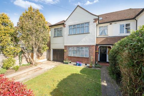 4 bed property, in Castle Avenue, £800,000