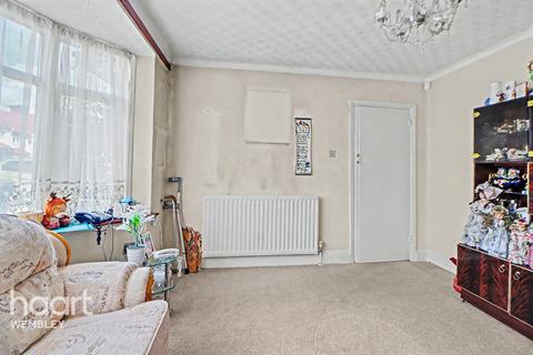 3 bed property, in Wembley Triangle, £500,000