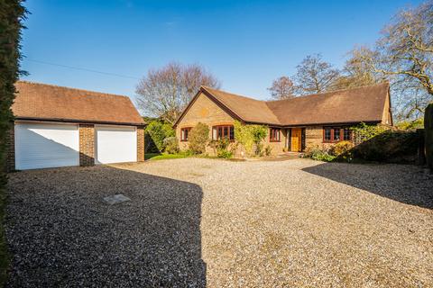 4 bed property, in Tidmarsh, £950,000