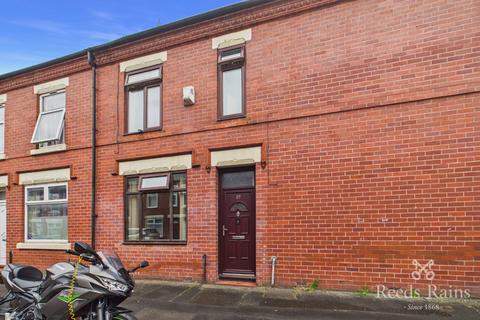 2 bed property, in Milnthorpe Street, £145,000