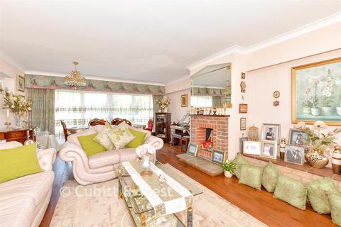 4 bed property, in School Lane, £800,000