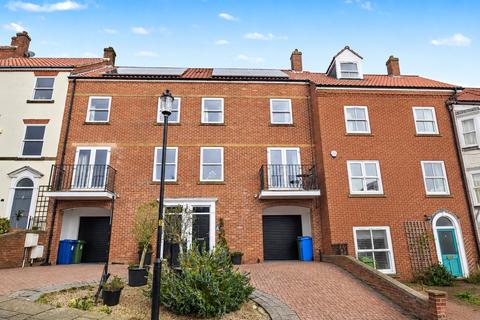 3 bed property, in Graham Close, £365,000