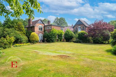 5 bed property, in Hob Lane, £800,000