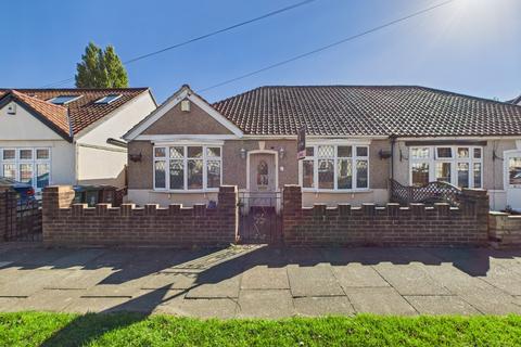 2 bed property, in Woodlands Avenue, £490,000