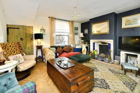 3 bed property, in Station Road, £585,000
