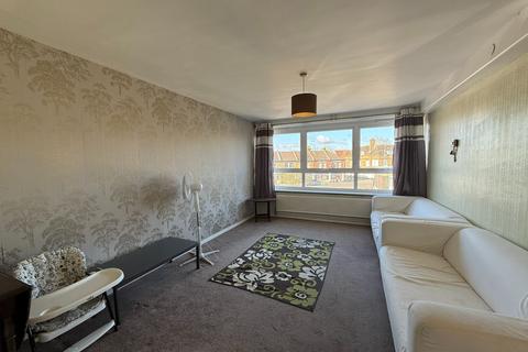 1 bed property, in Collingwood Road, £100,000