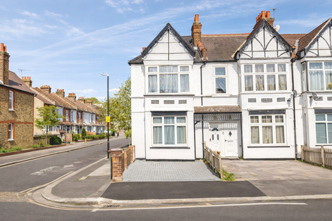 3 bed property, in Graham Avenue, £500,000