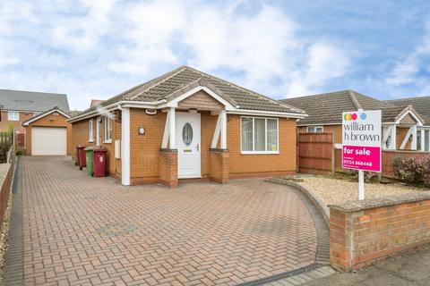 2 bed property, in Wisteria Way, £220,000