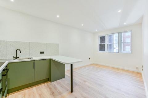 1 bed property, in Earls Court Road, £315,000