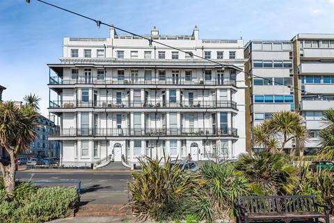 2 bed property, in Grand Parade, £290,000