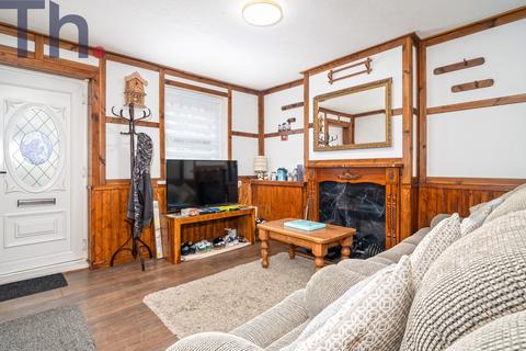 2 bed property, in Ventnor PO38, £165,000