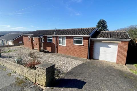 4 bed property, in Manor Park Way, £300,000