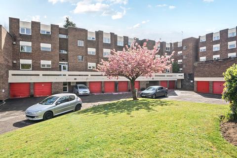 2 bed property, in Fairview Avenue, £230,000