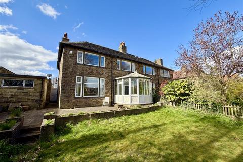 3 bed property, in Rocks Road, £450,000