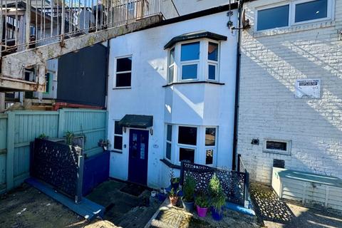 1 bed property, in 40C Guildhall Street, £80,000