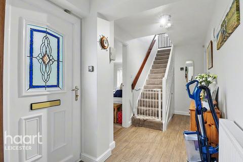 5 bed property, in Yaxley Close, £475,000