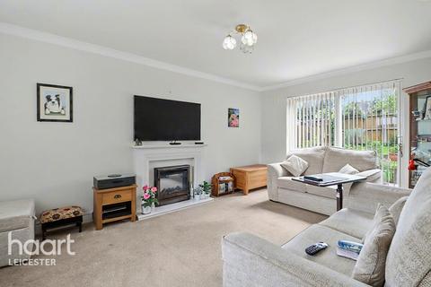 5 bed property, in Yaxley Close, £475,000
