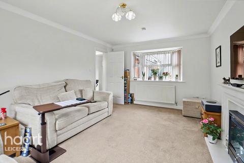 5 bed property, in Yaxley Close, £475,000