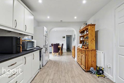 5 bed property, in Yaxley Close, £475,000