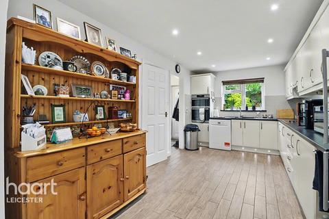 5 bed property, in Yaxley Close, £475,000