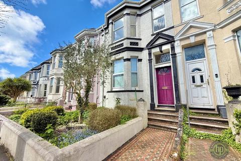 2 bed property, in Moor View, £130,000