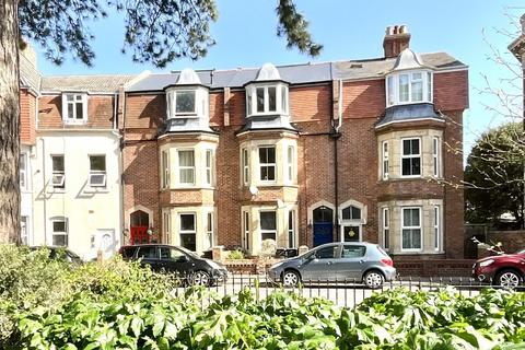 1 bed property, in The Crescent, £149,950