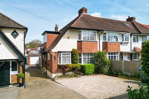 3 bed property, in Limpsfield Road, £550,000