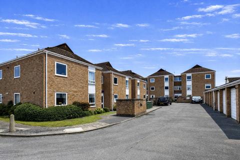 2 bed property, in Hoscote Park, £350,000