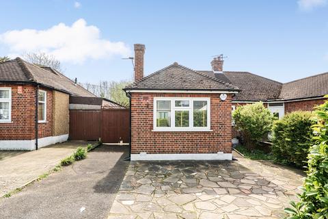 2 bed property, in Eastern Avenue, £550,000
