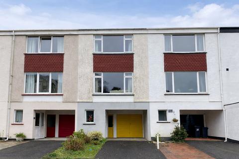 2 bed property, in Hendra Vale, £190,000
