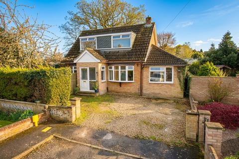 4 bed property, in Hillvue Close, £300,000