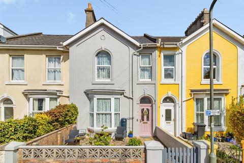 4 bed property, in Chatsworth Road, £325,000
