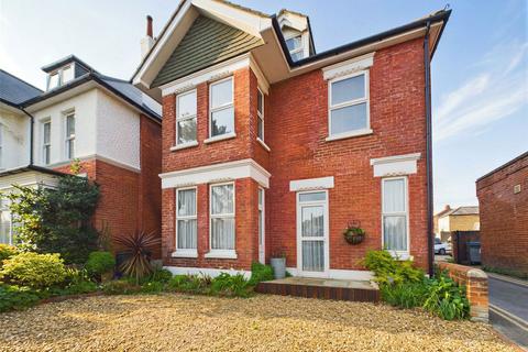 6 bed property, in Grand Avenue, £920,000