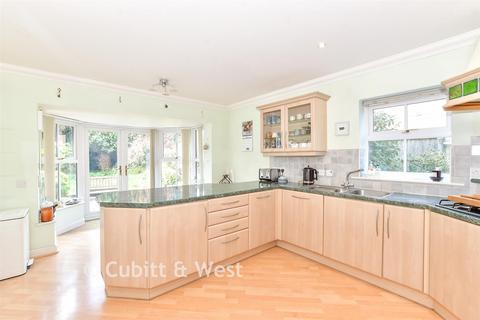 4 bed property, in St. Andrew's Lane, £700,000